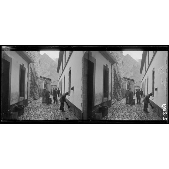 Fort de Sisteron (Basses-Alpes). Camp d'officiers allemands prisonniers. Prisonniers balayant une cour du fort. [légende d'origine]