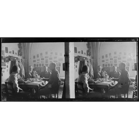 Fort de Sisteron (Basses-Alpes). Camp d'officiers allemands prisonniers. Officiers prenant le thé. [légende d'origine]