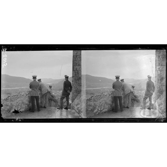 Fort de Sisteron (Basses-Alpes). Camp d'officiers allemands prisonniers. Officiers contemplant le panorama. [légende d'origine]