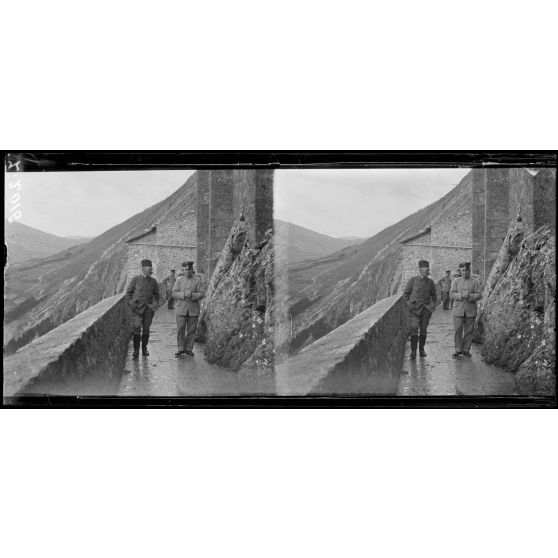 Fort de Sisteron (Basses-Alpes). Camp d'officiers allemands prisonniers. Officiers en promenade. [légende d'origine]