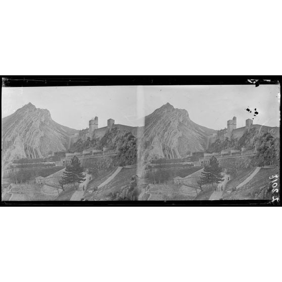 Fort de Sisteron (Basses-Alpes). Camp d'officiers allemands prisonniers. Le fort et des dépenses. [légende d'origine]
