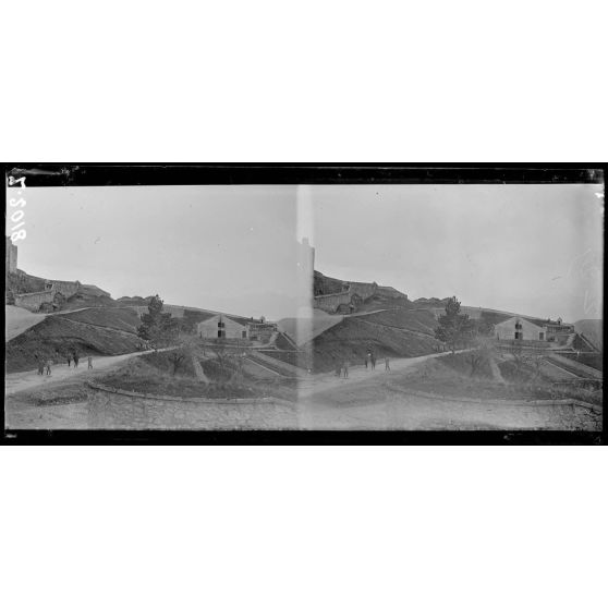 Fort de Sisteron (Basses-Alpes). Camp d'officiers allemands prisonniers. Officiers en promenade dans les dépendances du fort. [légende d'origine]