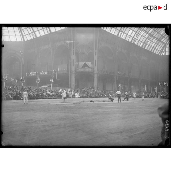 Paris. Hôpital du Grand Palais. Matinée donnée par les blessés du dépôt de physiothérapie. [légende d'origine]