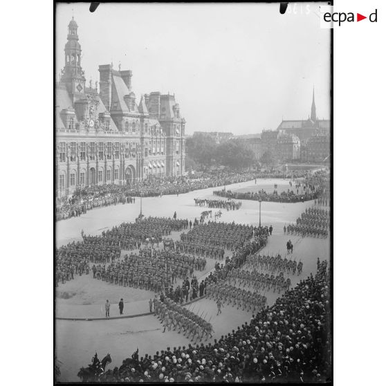 Paris. Obsèques nationales du général Gallieni, 1er juin 1916. Le défilé devant l'Hôtel de ville. [légende d'origine]