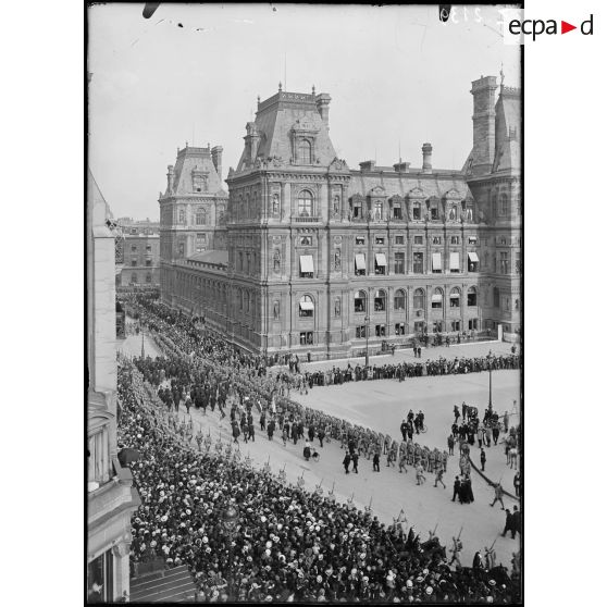 Paris. Obsèques nationales du général Gallieni, 1er juin 1916. Le défilé devant l'hôtel de ville. [légende d'origine]