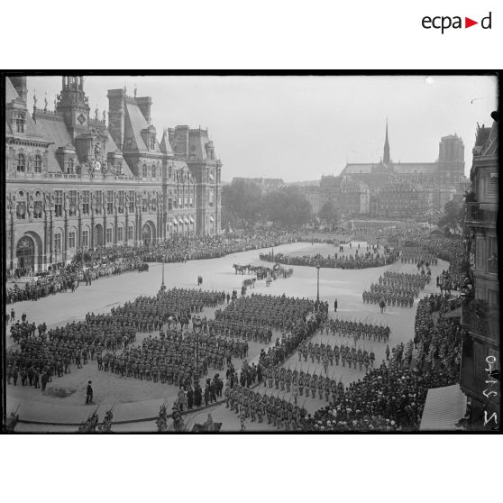 Paris. Obsèques nationales du général Gallieni, 1er juin 1916. Le défilé devant l'hôtel de ville. [légende d'origine]