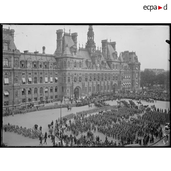 Paris. Obsèques nationales du général Gallieni, 1er juin 1916. Devant l'hôtel de ville. [légende d'origine]