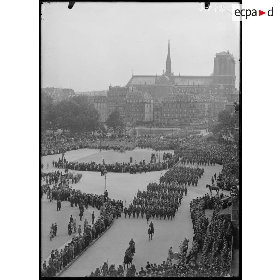 Paris. Obsèques nationales du général Gallieni, 1er juin 1916. Le cortège arrive à l'Hôtel de ville. [légende d'origine]