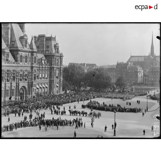 Paris. Obsèques nationales du général Gallieni, 1er juin 1916. Devant l'Hôtel de ville. [légende d'origine]
