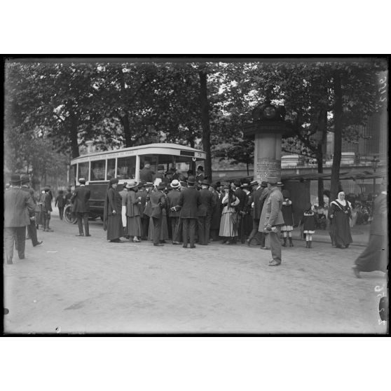 Paris. La réapparition des autobus (ligne Madeleine-Bastille). [légende d'origine]