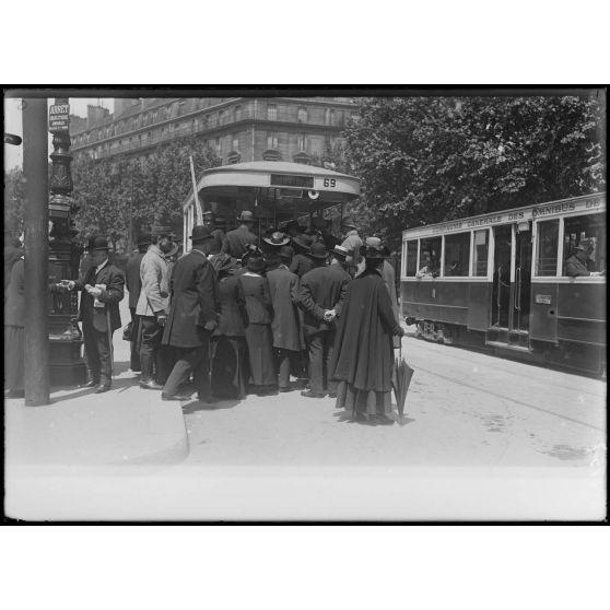 Paris. La réapparition des autobus (ligne Madeleine-Bastille). [légende d'origine]