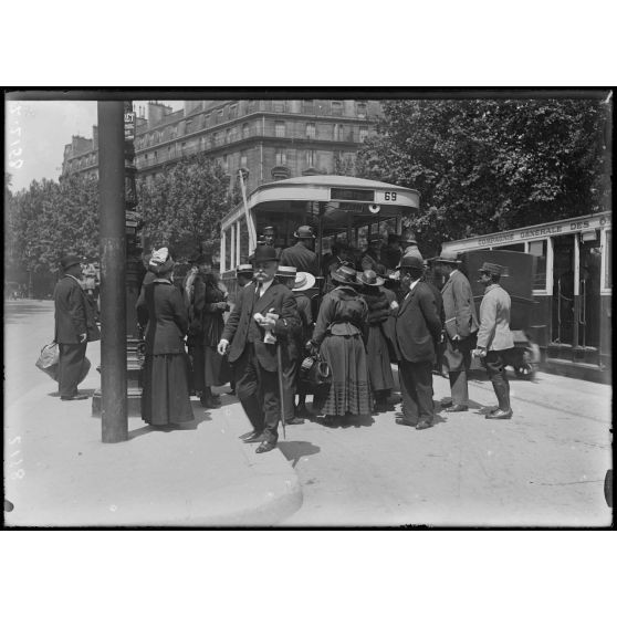 Paris. La réapparition des autobus (ligne Madeleine-Bastille). [légende d'origine]