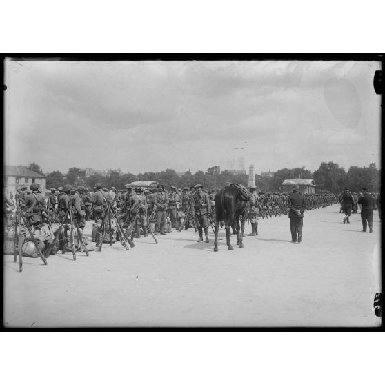 Paris. Le 18e bataillon indo-chinois (troupes annamites) qui vient de débarquer à Paris, dans la cour de l'Ecole militaire. [légende d'origine]