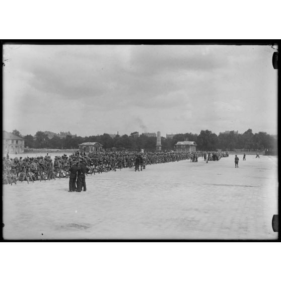 Paris. Le 18e bataillon indo-chinois (troupes annamites) qui vient de débarquer à Paris, dans la cour de l'Ecole militaire. [légende d'origine]