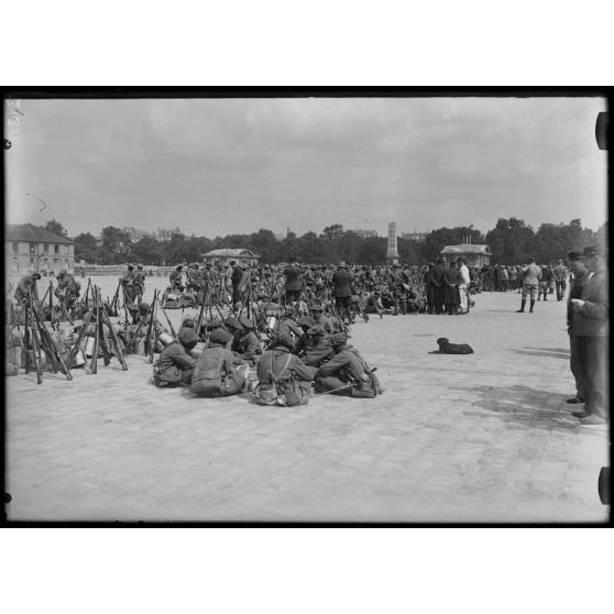 Paris. Le 18e bataillon indo-chinois (troupes annamites) qui vient de débarquer à Paris, dans la cour de l'Ecole militaire. [légende d'origine]