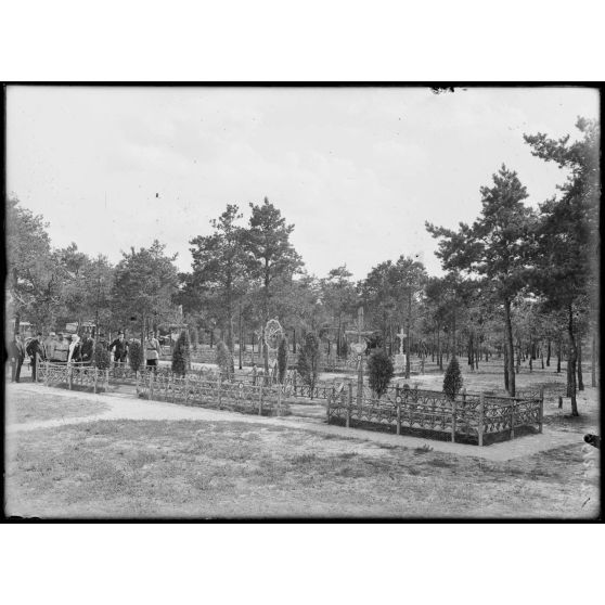 Fère-Champenoise (Marne). Route de Normée. Tombes de soldats. [légende d'origine]