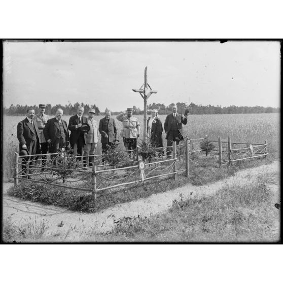 Lenharrée (Marne), près du passage à niveau. Tombes de soldats. [légende d'origine]