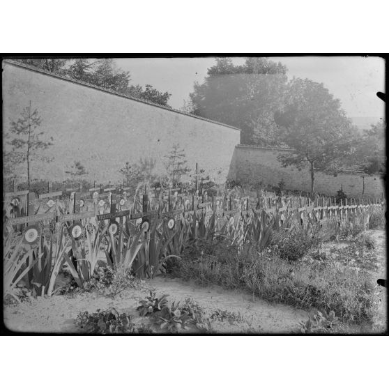Chenay (Marne). Cimetière militaire. [légende d'origine]
