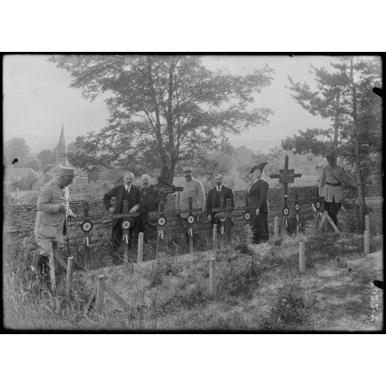Barcy (Seine-et-Marne). Tombes de soldats. [légende d'origine]