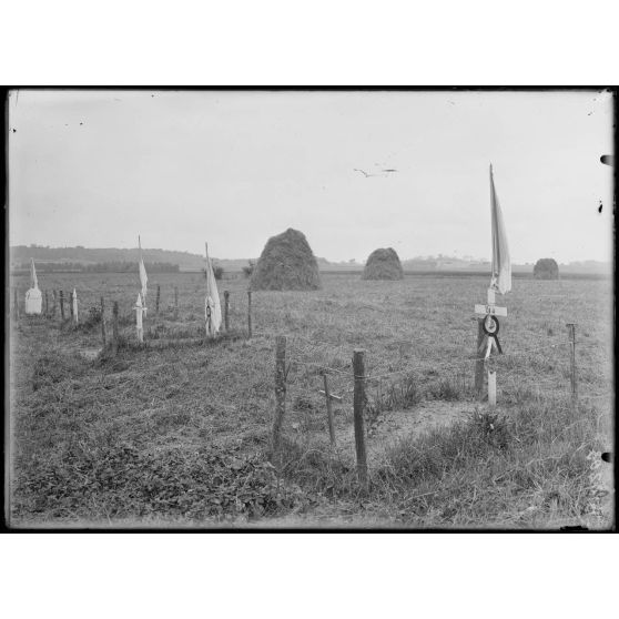 Près de Barcy (Seine-et-Marne). Tombes de soldats dans les champs. [légende d'origine]