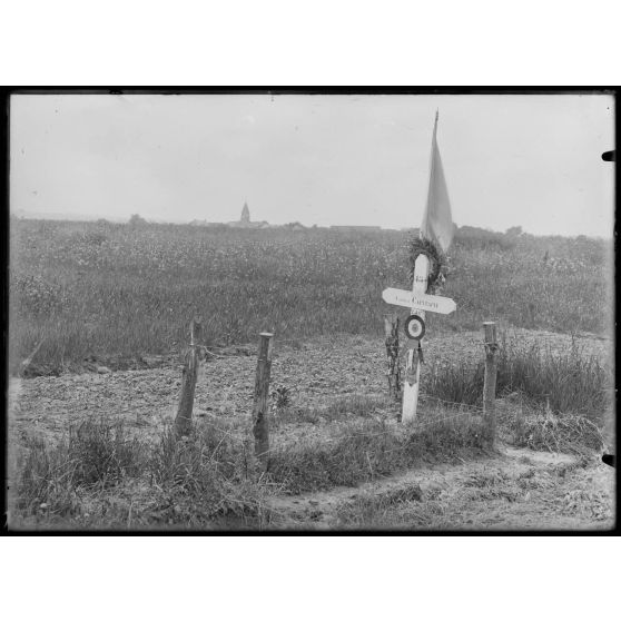 Près de Chambry (Seine-et-Marne). Tombe de soldat dans un champ. [légende d'origine]