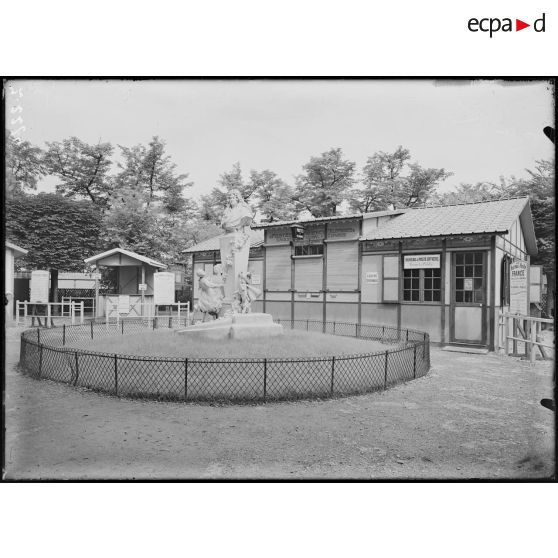 Jardin des Tuileries. Exposition de la cité reconstituée. Bureau de poste. [légende d'origine]