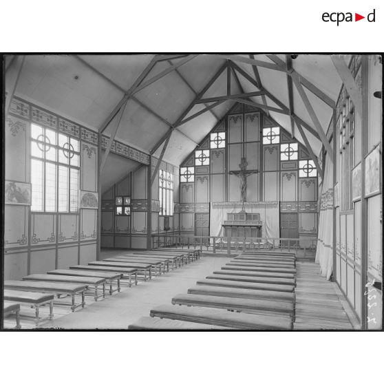 Jardin des Tuileries. Exposition de la cité reconstituée. Intérieur d'une église. [légende d'origine]