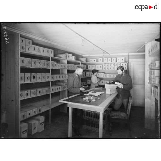 Section photographie de l'armée. Rue de Valois. Le classement des négatifs. [légende d'origine]