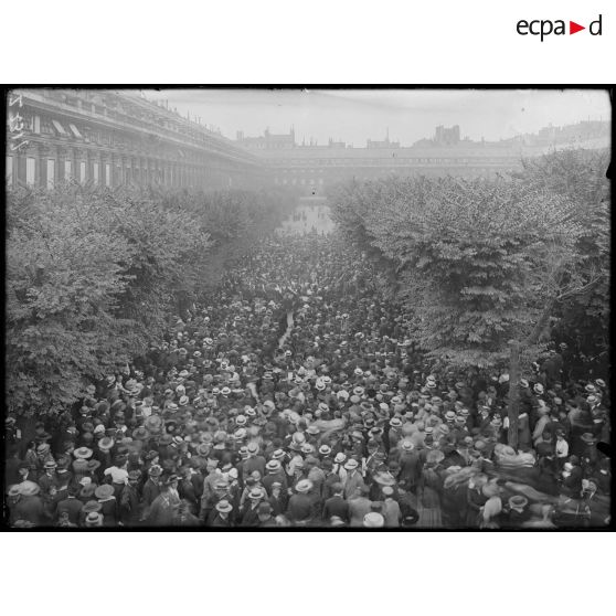 Concert donné par la musique des grenadiers belges dans le jardin du Palais Royal le 27 juillet 1916. [légende d'origine]