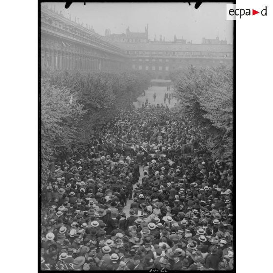 Concert donné par la musique des grenadiers belges dans le jardin du Palais Royal le 27 juillet 1916. [légende d'origine]
