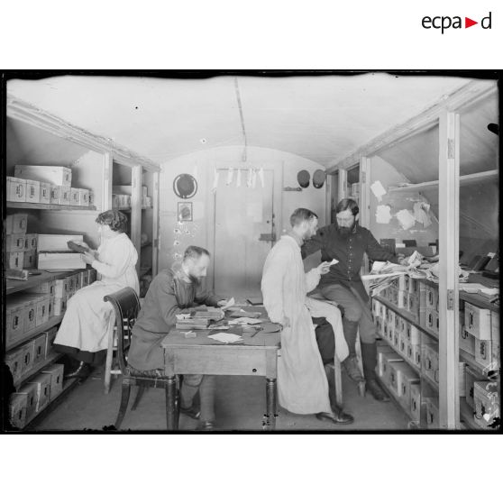 Section photographique de l'armée. Salle de classement des clichés, rue de Valois. [légende d'origine]