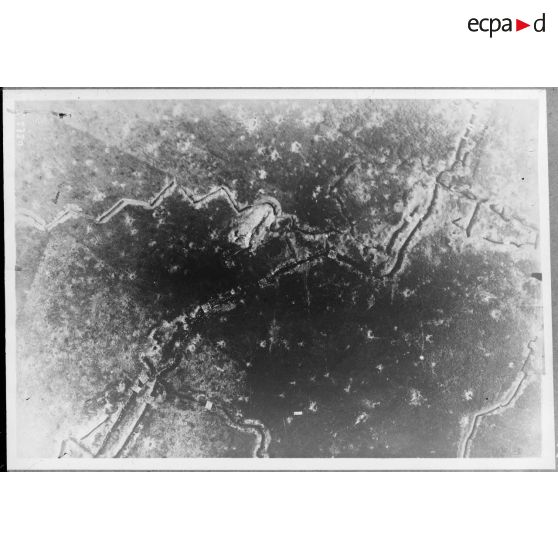 Document Illustration. Région de Bois-Touffu. Tranchées de départ garnies de troupes avec passerelles jetées sur les tranchées pour le passage des réserves. [légende d'origine]