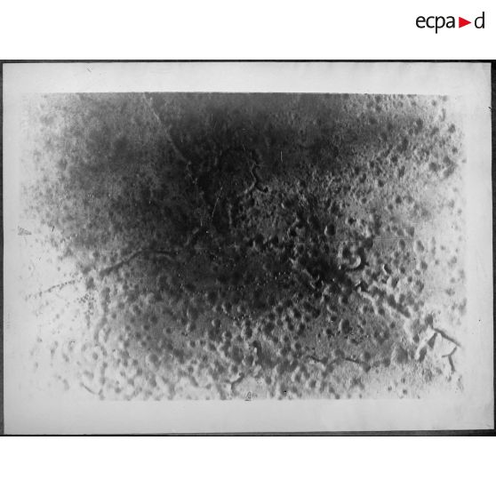 Document Illustration. Région de Bois-Touffu. Tranchées de départ garnies de troupes avec passerelles jetées sur les tranchées pour le passage des réserves. Entre ouv. 597-601. [légende d'origine]