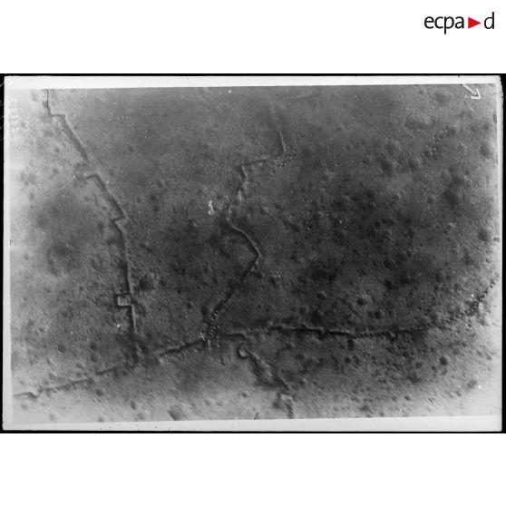 Document Illustration. Région de Bois-Touffu. Tranchées de départ garnies de troupes avec passerelles jetées sur les tranchées pour le passage des réserves. 1/2 Lansberg. [légende d'origine]