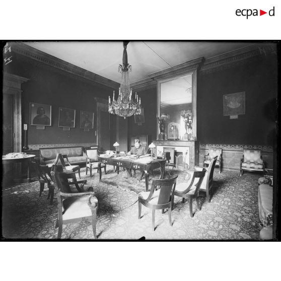 Monsieur Albert Thomas dans son cabinet, sous secrétaire d'Etat aux munitions. [légende d'origine]