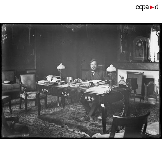 Monsieur Albert Thomas dans son cabinet, sous secrétaire d'Etat aux munitions. [légende d'origine]