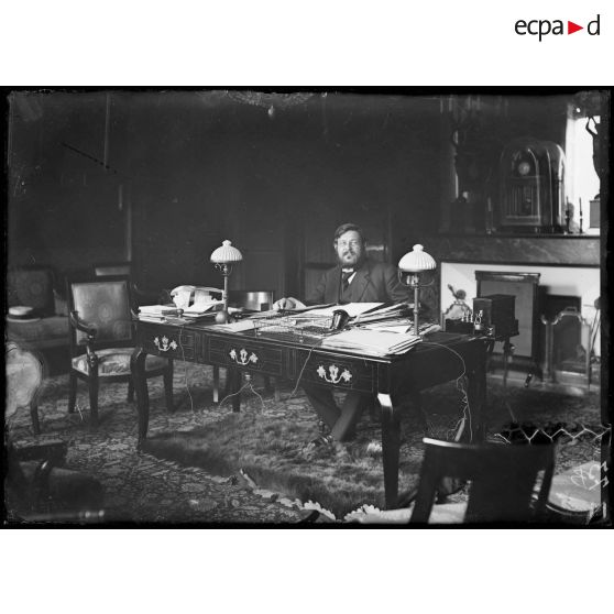 Monsieur Albert Thomas dans son cabinet, sous secrétaire d'Etat aux munitions. [légende d'origine]