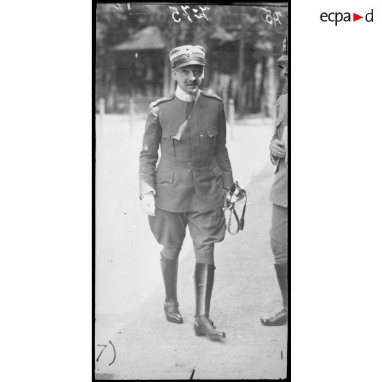 Gabriele D'Annunzio en lieutenant italien. [légende d'origine]