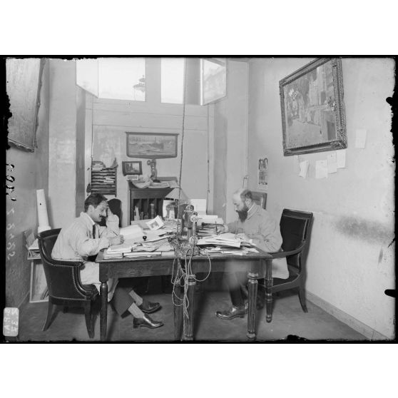 Bureau de M. Pierre Marcel. Section Photographique de l'Armée, rue de Valois. [légende d'origine]