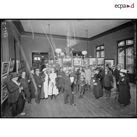 Luchon. Exposition circulaire de la section photographique de l'armée. Une salle. [légende d'origine]