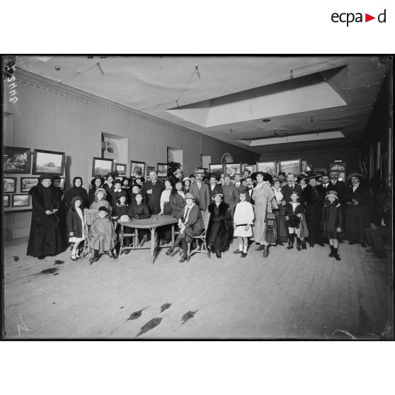 Bagnères de Bigorre. Exposition circulaire de la section photographique de l'armée. Une salle. [légende d'origine]