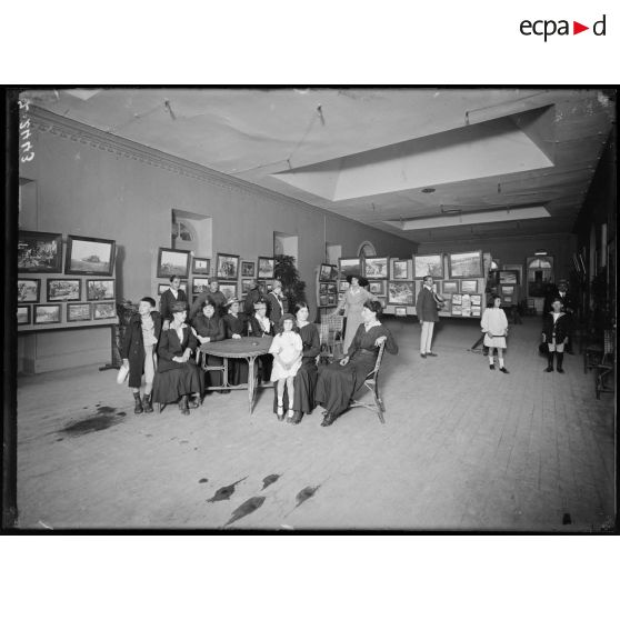 Bagnères de Bigorre. Exposition circulaire de la section photographique de l'armée. Une salle. [légende d'origine]