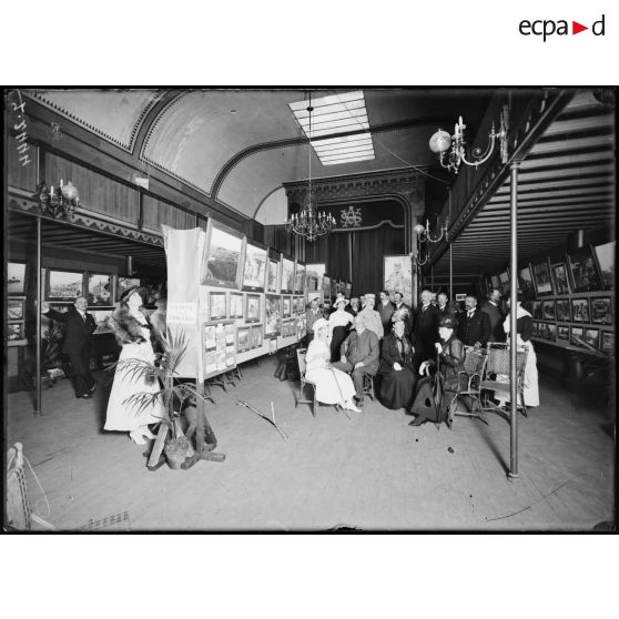 Arcachon. Exposition circulaire de la section photographique de l'armée. Une salle. [légende d'origine]