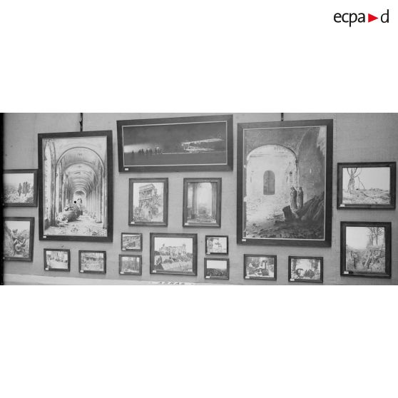 Paris. Exposition de la SPA. Panneau Arras. [légende d'origine]