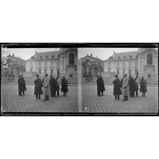 Reims (Marne). Mission des diplomates américains devant la cathédrale. [légende d’origine]