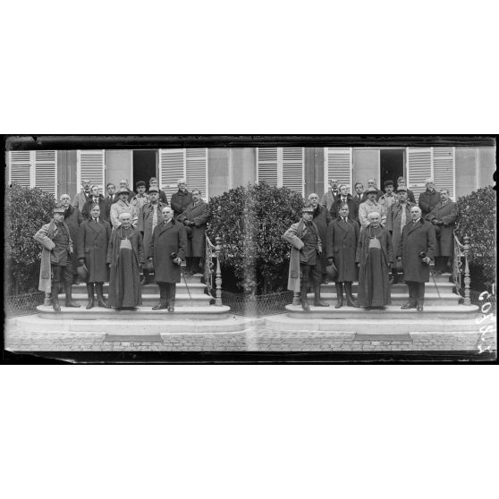 Reims (Marne). Mission des diplomates américains. La mission à l’archevêché avec Mgr. Luçon. [légende d’origine]