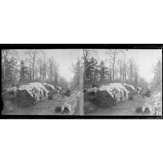 Le Breuil (Marne). Territoriaux travaillant à la construction d’une voie ferrée. [légende d’origine]