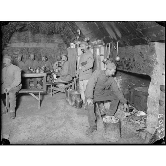 Près de la ferme du Goulot (environs de Jonchery-sur-Marne, Marne). Intérieur d’une cagna. [légende d’origine]
