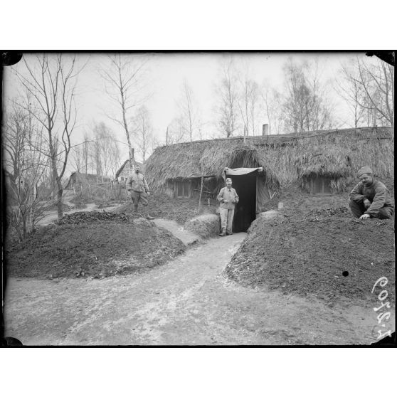 Près de la ferme du Goulot (environs de Jonchery-sur-Marne, Marne). Extérieur d’une cagna. [légende d’origine]