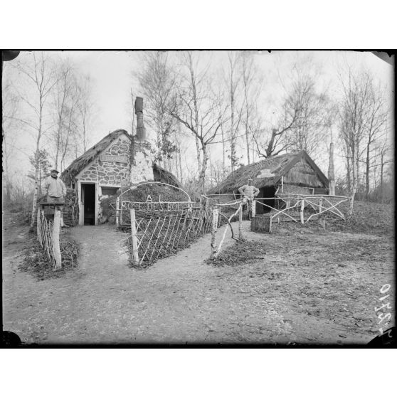 Près de la ferme du Goulot (environs de Jonchery-sur-Marne, Marne). Extérieur de cagna. [légende d’origine]